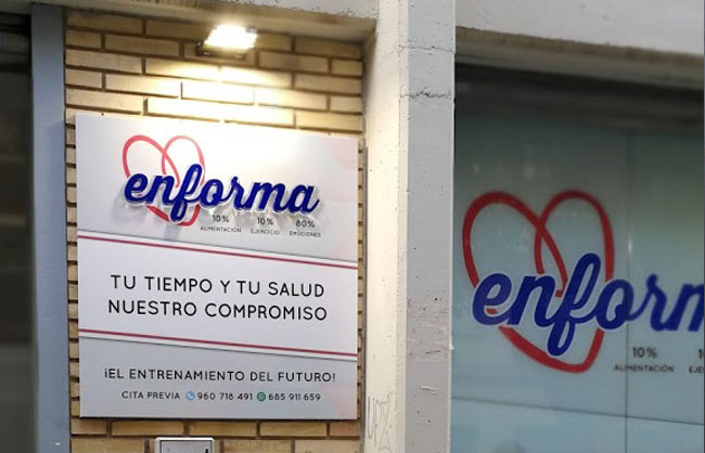 Enforma es una empresa dedicada a la forma y salud, el entrenamiento del futuro. Asesoramiento y seguimiento de sus clientes. En imagen la placa de la fachada pared del centro en Valencia.